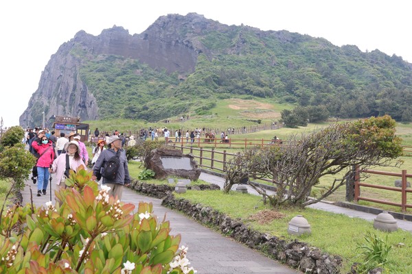 성산일출봉 찾은 관광객들. ⓒ연합