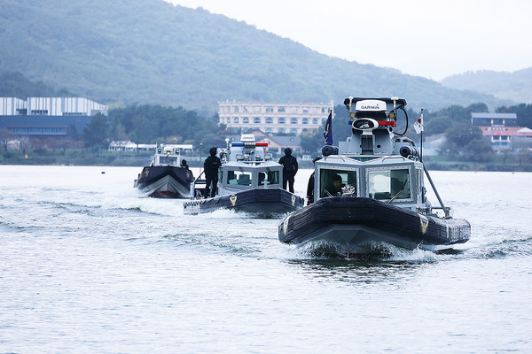 ▲ 해양경찰이 15일 경주 보문호에 특수기동정을 배치해 기동 연습을 하고 있다. 해경은 정상회의가 끝날 때까지 경주와 포항 해역 경계를 강화한다. ⓒ연합