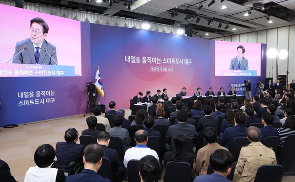 ▲ 24일 대구 엑스코에서 열린 '대구의 마음을 듣다' 타운홀미팅에서 참석자들이 이재명 대통령의 발언을 듣고 있다. ⓒ연합