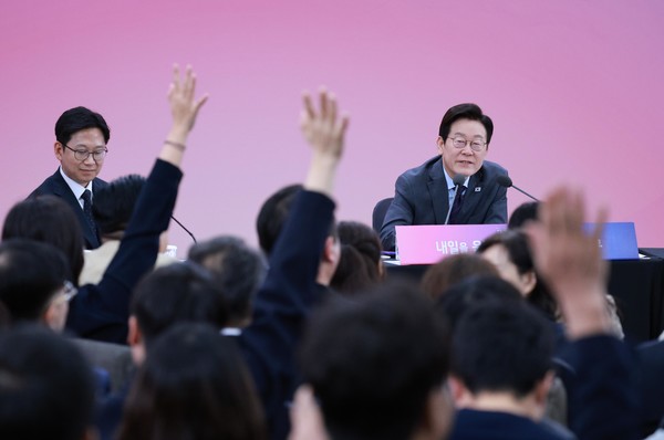 ▲ 이재명 대통령이 24일 대구 엑스코에서 열린 '대구의 마음을 듣다' 타운홀미팅에서 참석자 질문을 받고 있다. ⓒ연합