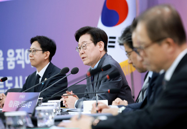 ▲ 이재명 대통령이 24일 대구 엑스코에서 열린 '대구의 마음을 듣다' 타운홀미팅에서 발언하고 있다. ⓒ연합