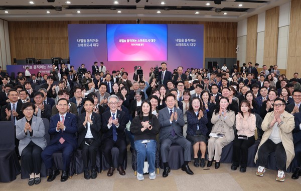 이재명 대통령이 24일 대구 엑스코에서 열린 '대구의 마음을 듣다' 타운홀미팅을 마친 뒤 참석자들과 함께 기념촬영을 하고 있다. ⓒ대통령실통신기자단