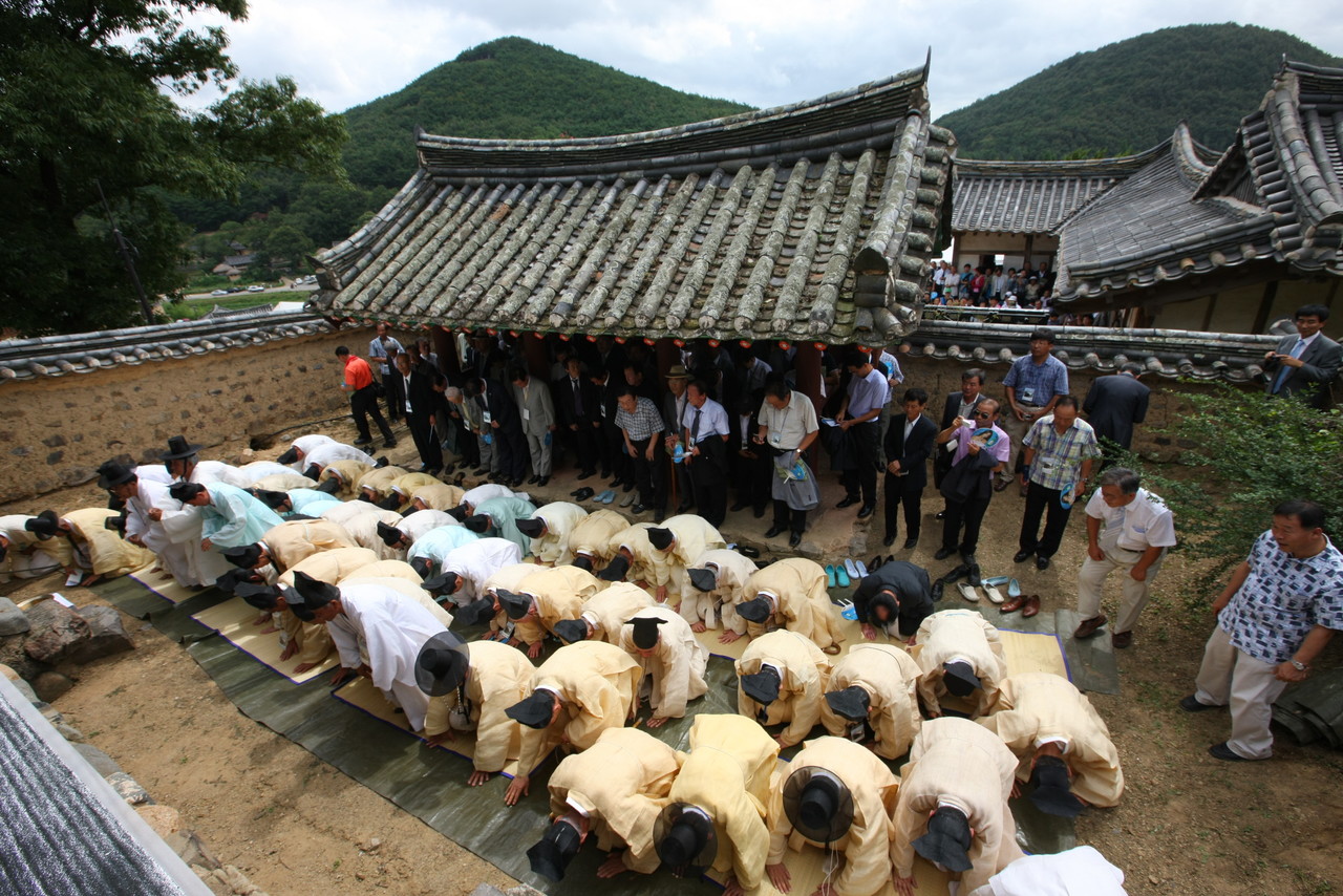 ▲ 경주 양동마을 관가정에서 고유제를 봉행하고 있는 경주 손씨 후손들. ⓒ경주시청