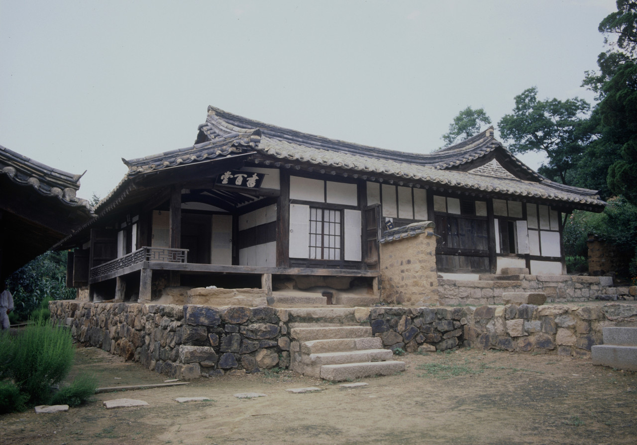 ▲ 경주 양동마을 서백당 사랑채. 서백당은 경주 손씨의 종택을 부르는 이름으로, 양동마을에 입향한 손소가 지은 것으로 알려진다. ⓒ한국학중앙연구원