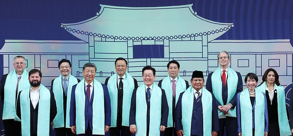 ▲ 이재명 대통령이 1일 경주화백컨벤션센터(HICO)에서 열린 2025 아시아태평양경제협력체(APEC)에 참석한 각국 정상들과 기념촬영을 하고 있다. 앞줄 왼쪽부터 가브리엘 보리치 칠레 대통령, 시진핑 중국 국가주석, 이 대통령, 프라보워 수비안토 인도네시아 대통령, 다카이치 사나에 일본 총리. 뒷줄 왼쪽부터 알렉세이 오베르추크 러시아 국제부총리, 로런스 웡 싱가포르 총리, 아누틴 찬위라꾼 태국 총리, 르엉 끄엉 베트남 국가주석, 스콧 베선트 미국 재무장관, 테레사 메라 페루 통상관광부 장관. ⓒ연합