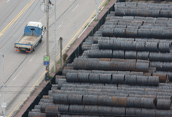 ▲ 한국이 자동차(-10.5%), 자동차 부품(-18.9%), 철강(-21.5%)등 미국의 관세 영향을 받는 등 큰 산업 연관 품목들의 경우 대체로 수출이 감소했다. 사진은 지난달 12일 경기 평택시 평택항에 쌓여 있는 철강 제품. ⓒ연합