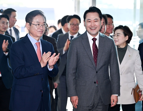 ▲ 이철우 경북도지사가 도청에서 장동혁 국민의힘 대표를 맞이하고 있다. ⓒ경북도