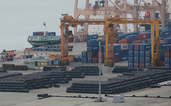 ▲ 경기 평택시 평택항에 쌓여 있는 철강 제품들. ⓒ연합