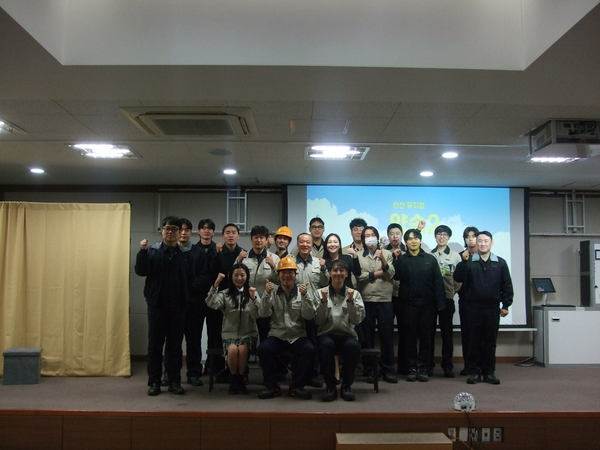 ▲ 18일 ㈜풍산 안강사업장에서 실시한 '근로자 산업안전 감성교육' 이후 교육을 진행한 뮤지컬 배우들과 임직원들이 기념촬영을 하고 있다. ⓒ영남경제 자료