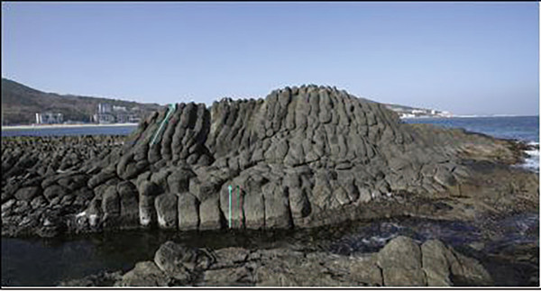 ▲ 그림13. 수직 주상절리와 수평 주상절리가 한 곳에 위치.