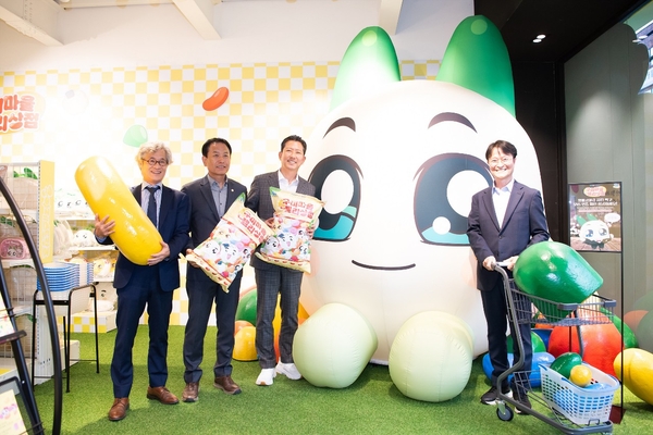 김장호 시장 등 내빈들이 구미마을젤리상점 팝업스토어 내부에서 기념 촬영을 하고 있다. ⓒ구미시