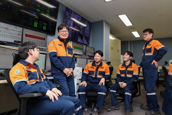 ▲ 설비통합관리시스템을 개발한 포항제철소 후판정비섹션 직원들(왼쪽부터 장인호 계장, 임종우 파트장, 이한열 사원, 이재형 대리, 김홍출 과장) ⓒ포항제철소