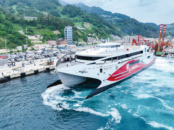 ▲ 울릉항로 여객선 엘도라도 익스프레스호가 울릉읍 사동리 울릉항 여객부두에 정박하는 모습. ⓒ울릉군 