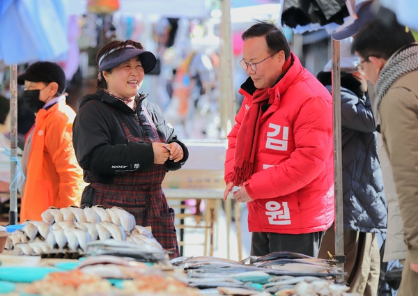 ▲ 김재원 경북도지사 예비후보가 시장을 둘러보고 있다. ⓒ국민의힘