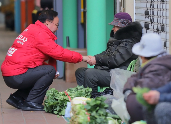 ▲ 김재원 경북도지사 예비후보가 시장을 둘러보고 있다. ⓒ국민의힘