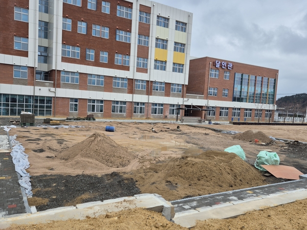 ▲ 달전초 운동장의 비산먼지들이 학생들의 건강을 위협하고 있다. ⓒ영남경제 자료