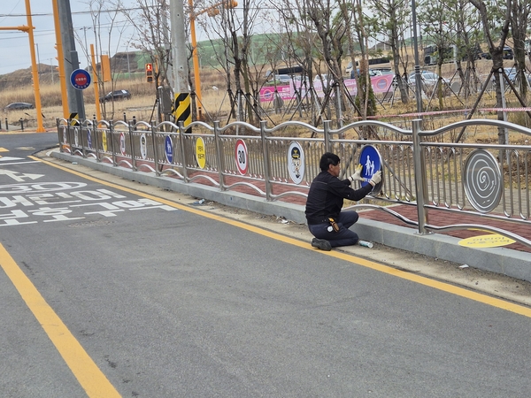 3월31일 관계당국이 뒤늦게 달전초 인근 도로의 안전표지 시설 공사를 벌이고 있다.