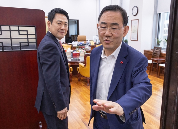 ▲ 국민의힘 장동혁 대표(왼쪽)가 31일 국회 본회의 도중 6ㆍ3 지방선거 대구시장 선거 후보에서 탈락해 법원에 효력정지 가처분을 신청한 주호영 국회 부의장을 만나기 위해 주 부의장의 집무실로 들어서고 있다. ⓒ연합
