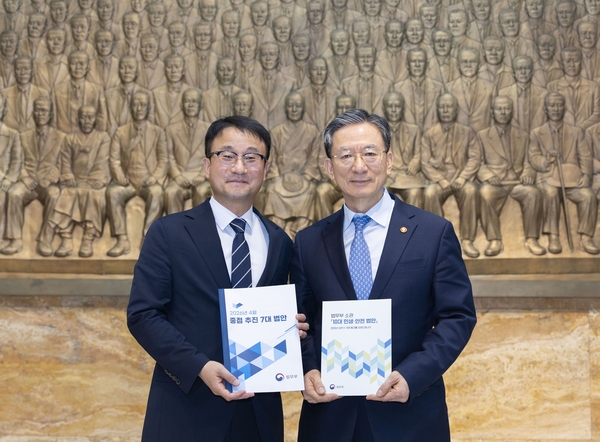 ▲ 정성호 법무부장관은 3월 31일 오후 김용민 법제사법위원회 여당 간사를 예방, ‘중점 추진 7대 민생안전 법안’을 설명하고 집중 심사를 요청하고 있다. ⓒ연합