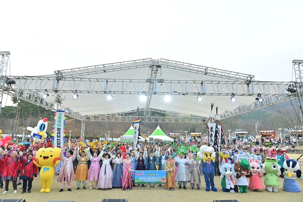 ▲ 2026 고령 대가야축제 마지막 날 군민퍼레이드를 펼치며 축제의 대미를 장식하고 있다. ⓒ고령군